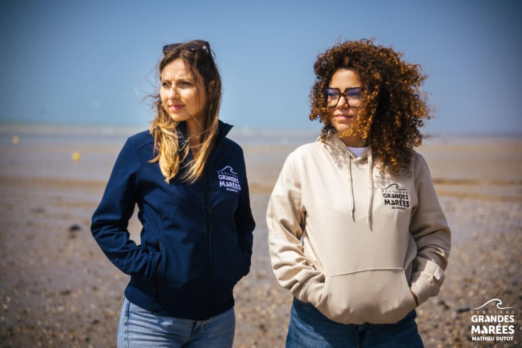 Hoodie zippé bleu marine et hoodie beige boutique collection intemporelle - @Mathieu Dutot