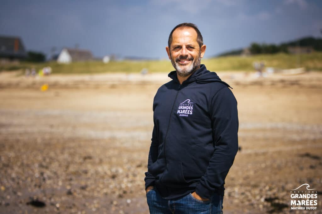 Hoddie zippé bleu marine boutique collection intemporelle - @Mathieu Dutot